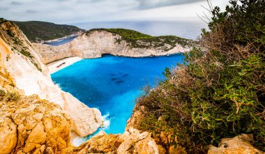 Yunanistan 'ın Zante kentindeki ünlü enkaz gemisiyle birlikte Navagio plajı.