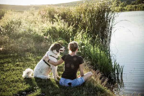 Bir köpekle göl kenarında.