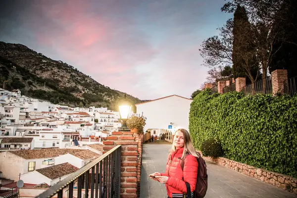Mujer Paseando Pintoresco Pueblo Mijas Costa Del Sol Andalucía España —  Fotos de Stock