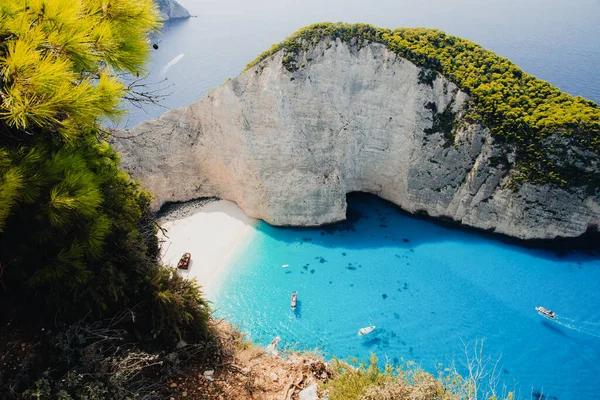 Yunanistan 'ın Zante kentindeki ünlü enkaz gemisiyle birlikte Navagio plajı.