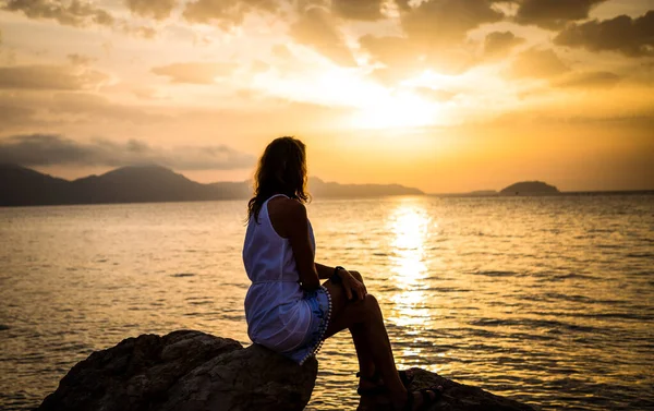 Woman Enjoying Sunrise Sea — Stock Photo, Image