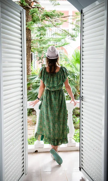 Женщина Наслаждается Пышной Зеленью Перед Гостиничным Номером — стоковое фото