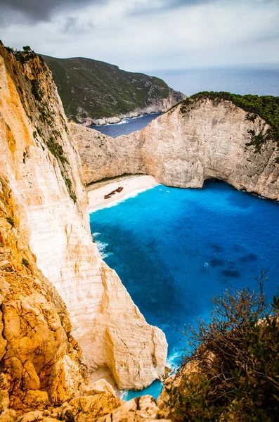 Yunanistan 'ın Zante kentindeki ünlü enkaz gemisiyle birlikte Navagio plajı.