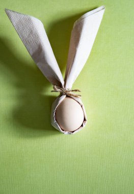 Paskalya tavşanı şeklinde peçeteye sarılmış yumurta. 