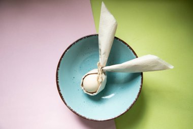 Paskalya tavşanı şeklinde peçeteye sarılmış yumurta. 