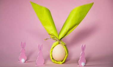 Paskalya tavşanı şeklinde peçeteye sarılmış yumurta. 
