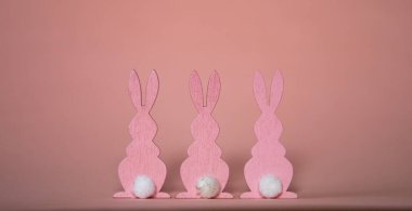 Pembe arka planda Paskalya tavşanı