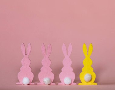 Pembe arka planda Paskalya tavşanı