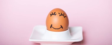 Mutlu yüz ile Paskalya yortusu yumurta