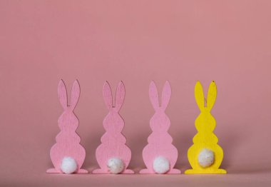 Pembe arka planda Paskalya tavşanı