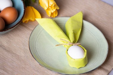 Tavşan şeklinde peçeteye sarılı yumurta.