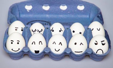 Komik yüzlü yumurtalar Paskalya arkaplanı