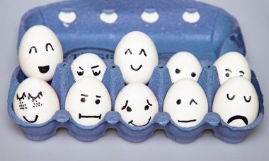 Komik yüzlü yumurtalar Paskalya arkaplanı