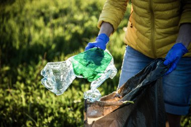 Dünya plastik çöp toplama günü gönüllüsü