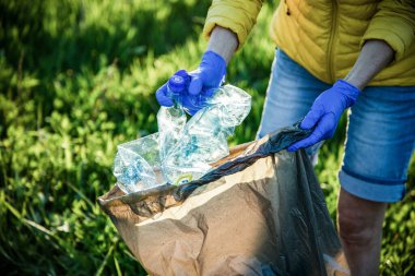 Dünya plastik çöp toplama günü gönüllüsü