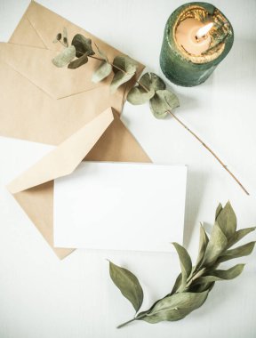 boş tebrik kartı davetiyesi maketi kağıt zarflı kadınsı natürmort yaşam kompozisyonu