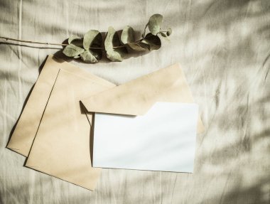 boş tebrik kartı davetiyesi maketi kağıt zarflı kadınsı natürmort yaşam kompozisyonu