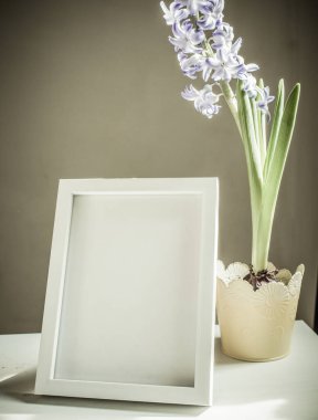 Paskalya baharı hala hayat. Kart maketi, saksıda sümbül, İskandinav iç mimarisi.