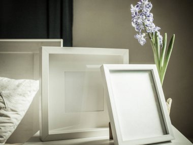 Paskalya baharı hala hayat. Kart maketi, saksıda sümbül, İskandinav iç mimarisi.