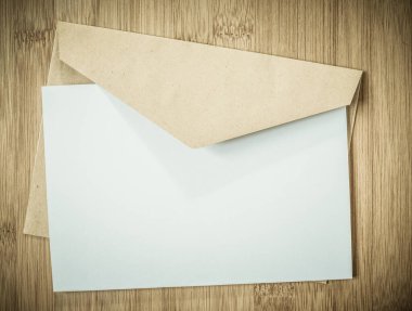 boş tebrik kartı davetiyesi maketi kağıt zarflı kadınsı natürmort yaşam kompozisyonu