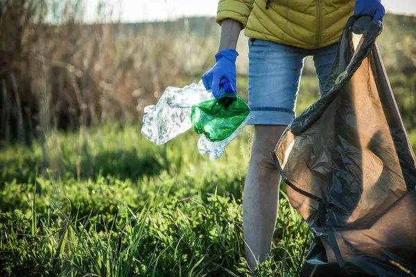 Dünya plastik çöp toplama günü gönüllüsü