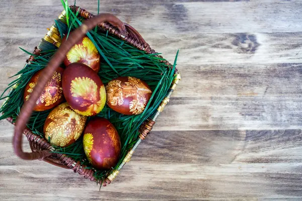 Traditional Easter Eggs Basket Painted Boiling Red Onion Leaves Using — Stock Photo, Image