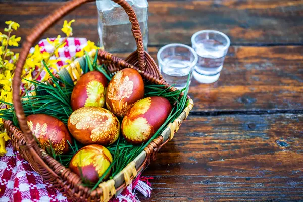 Traditional Easter Eggs Basket Painted Boiling Red Onion Leaves Using — Stock Photo, Image