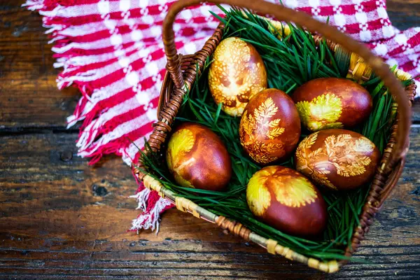 传统的复活节彩蛋在篮子里 用红色的洋葱叶来画 用叶子 有机食物 — 图库照片
