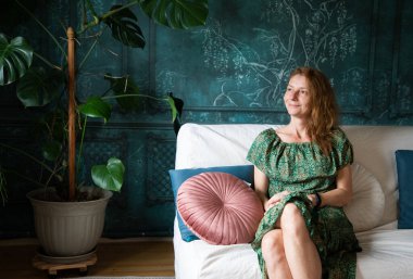 Yeşil odada güzel bir kadın portresi