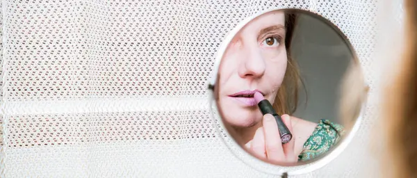 Mujer Espejo Aplicando Maquillaje — Foto de Stock