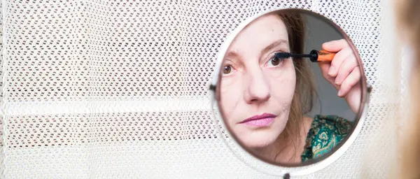 Žena Zrcadle Při Aplikaci Make Upu — Stock fotografie