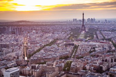 Paris, Fransa 'da gün batımında Eyfel Kulesi ile gökyüzü