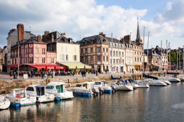 Honfleur, Fransa - May4, 2018:Honfleur, Normandiya, Fransa'daki geleneksel evlerin sahil yansıması