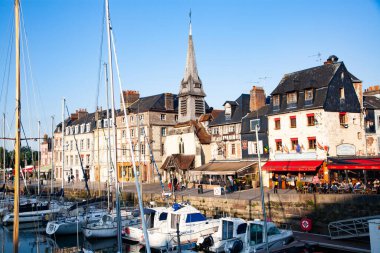 Honfleur, Fransa - May4, 2018:Honfleur, Normandiya, Fransa'daki geleneksel evlerin sahil yansıması