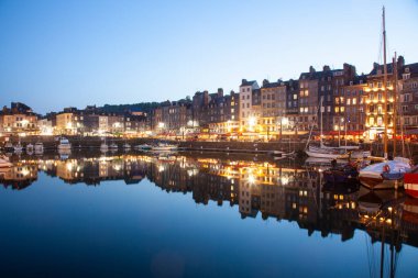Honfleur, Fransa - May4, 2018:Honfleur, Normandiya, Fransa'daki geleneksel evlerin sahil yansıması