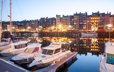 Honfleur, Fransa - May4, 2018:Honfleur, Normandiya, Fransa'daki geleneksel evlerin sahil yansıması