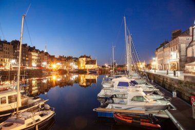 Honfleur, Fransa - May4, 2018:Honfleur, Normandiya, Fransa'daki geleneksel evlerin sahil yansıması