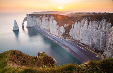 Falaise d 'Aval boyunca uzanan kıyı manzarası Etretat köyünün ünlü beyaz uçurumları