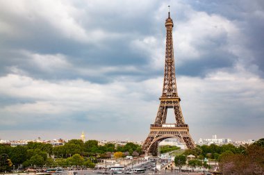 Paris, Fransa 'da gün batımında Eyfel Kulesi ile gökyüzü