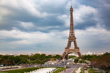 Paris, Fransa 'da gün batımında Eyfel Kulesi ile gökyüzü