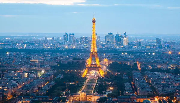 巴黎的天际线与埃菲尔铁塔在日落时分在法国巴黎 — 图库照片