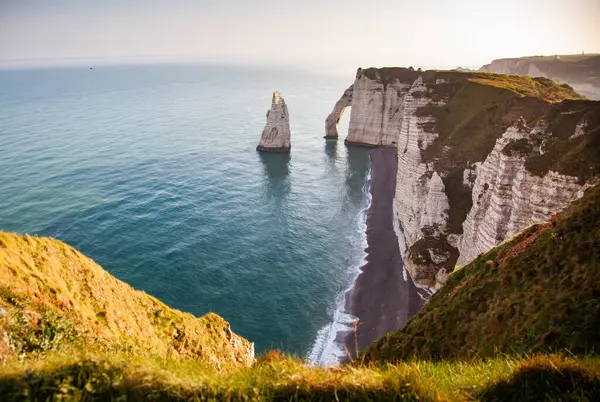 Falaise d 'Aval boyunca uzanan kıyı manzarası Etretat köyünün ünlü beyaz uçurumları
