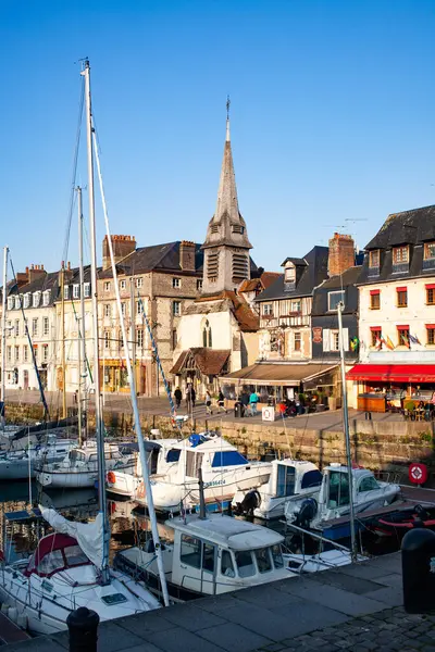 Honfleur, Fransa - May4, 2018:Honfleur, Normandiya, Fransa'daki geleneksel evlerin sahil yansıması