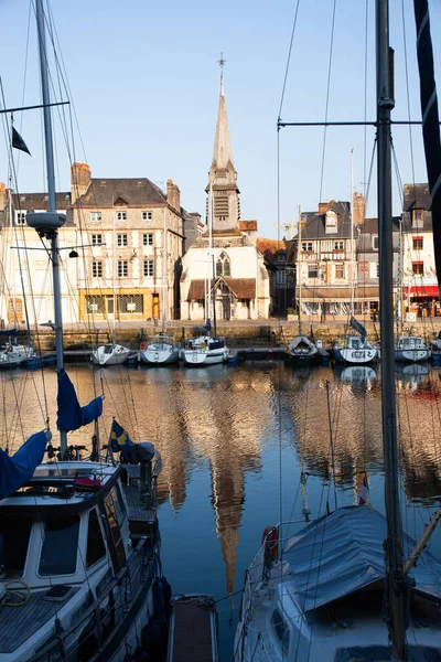 Honfleur, Fransa - May4, 2018:Honfleur, Normandiya, Fransa'daki geleneksel evlerin sahil yansıması