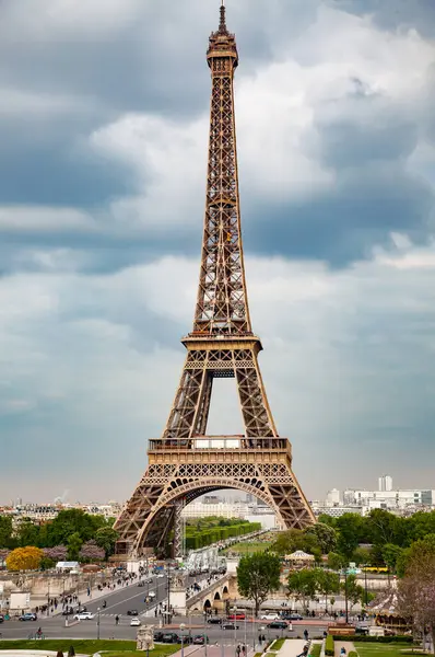 Paris, Fransa 'da gün batımında Eyfel Kulesi ile gökyüzü