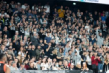Arenadaki bir spor müsabakasında kalabalığı bulanıklaştırdı