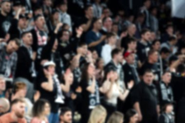 Arenadaki bir spor müsabakasında kalabalığı bulanıklaştırdı