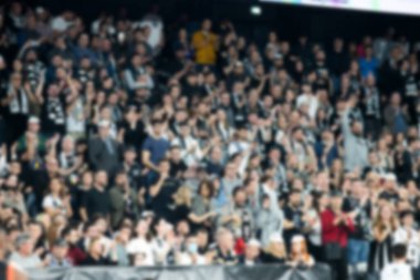 Arenadaki bir spor müsabakasında kalabalığı bulanıklaştırdı