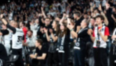 Arenadaki bir spor müsabakasında kalabalığı bulanıklaştırdı