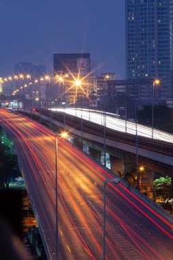 Bangkok sokaklarında trafik sıkışık.